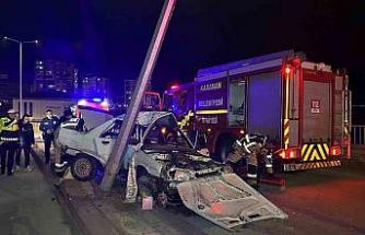 Otomobil aydınlatma direğine çarptı: 1’i ağır, 2 yaralı