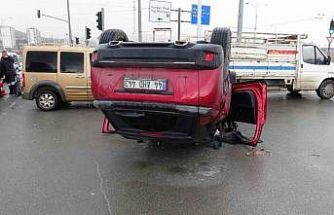 Otomobil ile çarpışan araç ters döndü: 2 yaralı