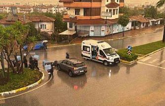 Otomobil ile motosikletin çarpışma anı kamerada: 1 yaralı