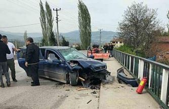 Otomobil ile traktör çarpıştı: 3 yaralı