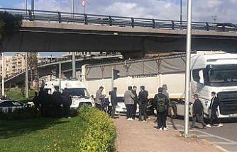 Otomobil kaldırımdaki öğrencilere çarptı: 2 yaralı