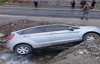 Otomobil kanala düştü: 2 yaralı