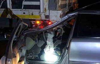 Otomobil park halindeki tıra çarptı, köy muhtarı ağır yaralandı