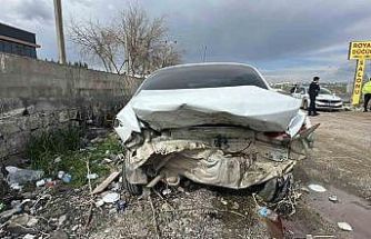 Otomobil yayaya çarptı: 1’i ağır 2 yaralı