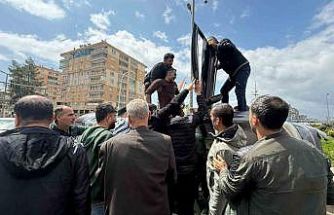 Otomobilin kaldırıma çarpıp yan yatması araç kamerasına yansıdı