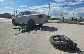 Otomobille çarpışan elektrikli bisiklet ikiye bölündü: 1 yaralı