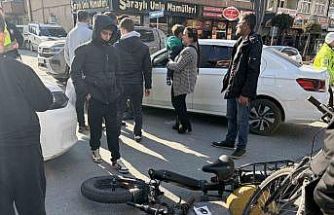 Otomobille çarpışan elektrikli bisiklet sürücüsü yaralandı