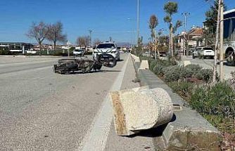 Otomobille çarpışan motosiklet karşı şeride sürüklendi: 1 yaralı