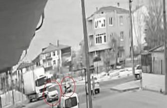 Otomobille çarpışarak, motosikletten fırladı: Yürekleri ağza getiren kaza kamerada