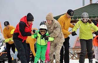 Palandöken’de sevgiye uzanan jandarma eli