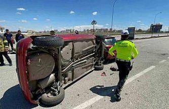 Park halindeki araca çarpan otomobilin devrildiği anlar kameraya yansıdı: 1 yaralı