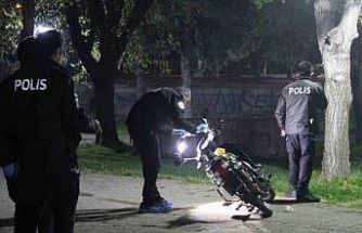 Parkta iki grup tabanca ve bıçakla birbirine girdi: 2 yaralı