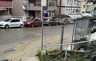 Patlayan su borusu nedeniyle her çamur içinde kaldı