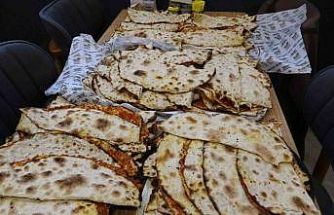 Pendik’te Milli Takım sevinci: 20 bin lokma, 1000 lahmacun dağıtıldı