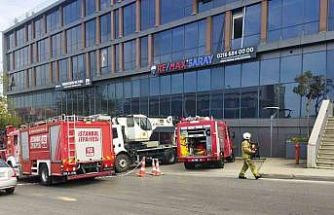 Pendik’te plaza yangını: Dumandan etkilenen vatandaşlar kurtarıldı