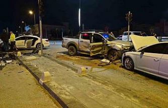 Pikap ile otomobilin çarpıştığı kazada ortalık savaş alanına döndü: 6 yaralı