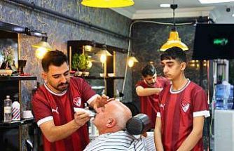 Play-off yolunda örnek hareket: Dükkanı bordo-beyaza boyadı, müşterilere forma dağıttı