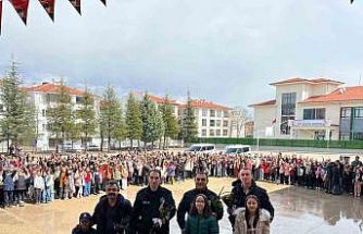 Polis abilerini çoşku ve sevinçle karşıladılar