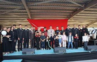 Polis Haftası etkinliğinde şarkı ve türkü söyleyen polisler, ünlü sanatçıları aratmadılar