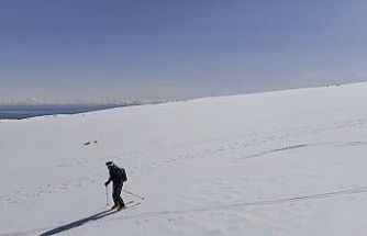 Polonyalı dağcılar Süphan Dağı’ndan kayakla indi
