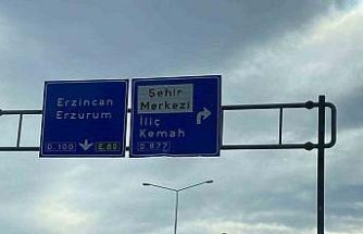 Refahiye yol ayrımındaki tabelada "Kemaliye" eksikliği tepki çekti