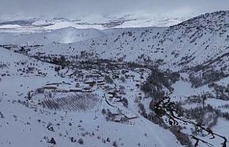 Refahiye’de nisan ayında kar sürprizi