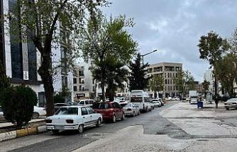 Refüj dibine park edilen araçlar pes dedirtiyor