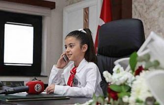 Rektör Prof. Dr. Altun, koltuğunu Minik Emine Defne’ye devretti