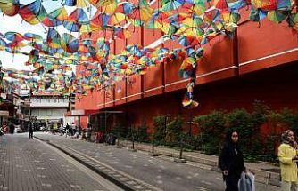 Renkli şemsiyelerle kaplı sokak, harabeye döndü
