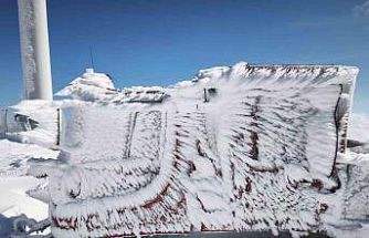 Rüzgâr türbinlerine ulaşmak için karla kaplı yollarda adeta tünel açtılar