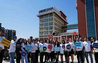 Sağlık çalışanları kortta buluştu: Hareketli yaşam için raketler konuştu