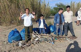Sahil temizliğinde toplanan çöp yığını görenleri hayrete düşürdü