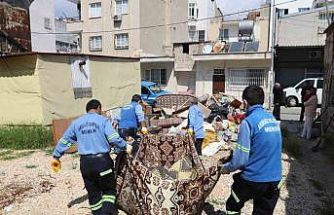 Sahiplerinin yaşamını yitirdiği evden bir kamyon çöp çıktı