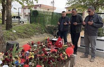 Saldırıda hayatını kaybeden Adnan’ın mezarlarına bırakılan notlar duygulandırdı
