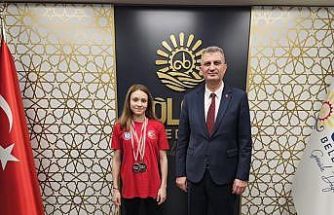 Şampiyon milli yüzücü Alara sevincini Başkan Sezer ile paylaştı