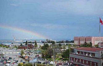 Samsun’da yağmur sonrası deniz üzerinde gökkuşağı oluştu