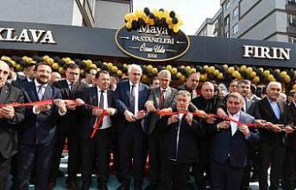 Sanatçi İsmail Türüt Erzurum’da pastahane açılışına katıldı