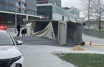 Sarıyer’de hafriyat kamyonu devrildi: Sürücü yaralandı