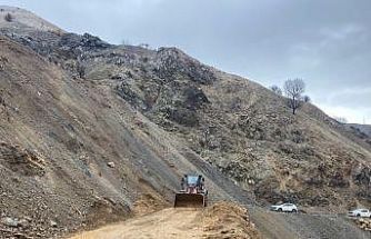 Sason’da köy yolunda heyelan