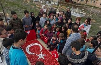 Şehit Mete Okur adını taşıyan okulun öğrencileri tarafından mezarı başında anıldı