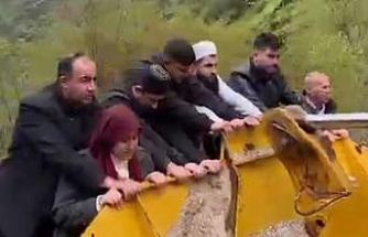 Sel yol vermeyince cenaze iş makinesiyle taşındı