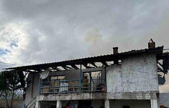 Selendi’de 2 katlı ev yangında kül oldu