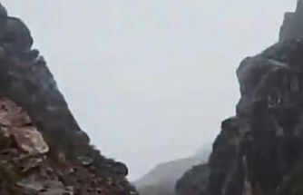 Şemdinli’de dev kaya parçası yolu ulaşıma kapattı