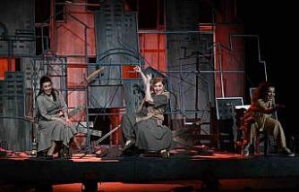 ’Sen İstanbul’dan güzelsin’ oyunu Manisalıları büyüledi