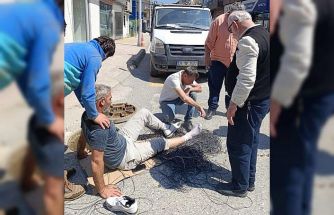 Servis aracı, cadde üzerinde çalışan işçinin ayağını ezdi