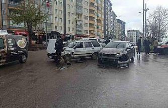 Seydişehir’de iki otomobil kavşakta çarpıştı: 1 yaralı