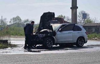 Seyir halindeki cip yandı