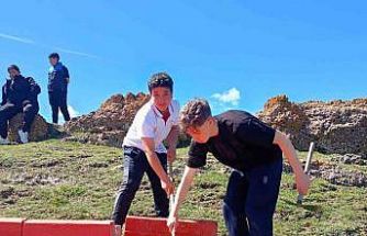 Seyitömer Ortaokulu öğrencilerinden anlamlı 23 Nisan davranışı