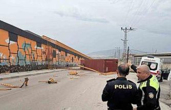 Şiddetli fırtınanın tırda taşınan konteyneri uçurduğu anlar kamerada