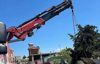 Siirt’te iş makinesi devrildi